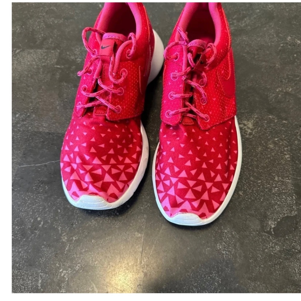 Junior size (4y) Nike Pink/RedRoshe.